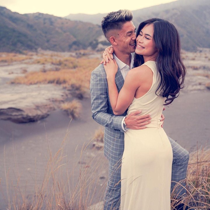 <p>Untuk melengkapi bahagianya, pasangan ini juga menggelar sesi foto prewedding di kawasan Gunung Bromo. (Foto: Instagram @kimkurniawan)</p>