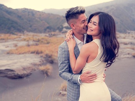 7 Potret Perjalanan Cinta Kim Kurniawan & Istri Hingga Resmi Menikah