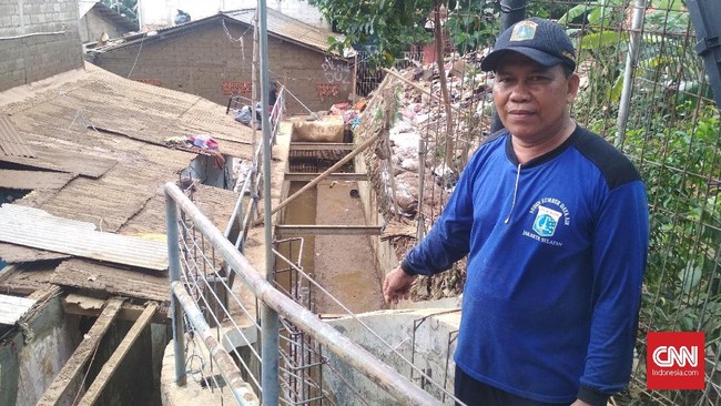 Sudarno terpaksa 'membiarkan' istrinya di pengungsian dan tak bisa menjemput anaknya demi tugas sebagai operator di Stasiun Pompa Air Pengendali Banjir.