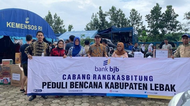 PT Bank Pembangunan Daerah Jawa Barat & Banten, Tbk memberikan bantuan 5.000 lembar selimut, makanan dan obat-obatan bagi korban banjir.