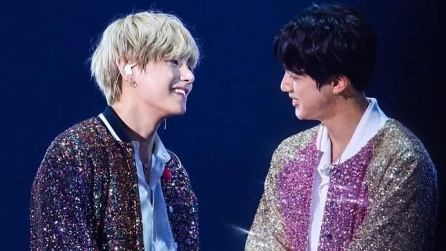 Perlakuan Manis Jin saat V BTS Jatuh di Red Carpet GDA Jin membuat penggemar meleleh melihat perlakuannya saaat melihat V terjatuh di red carpet GDA.