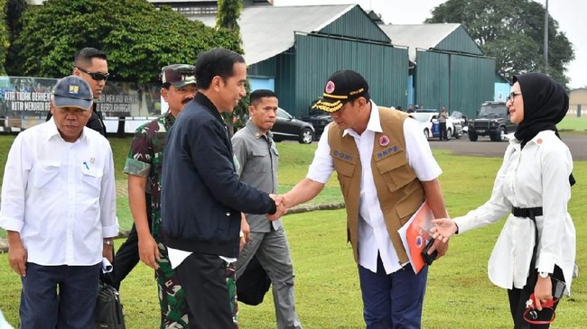 Jokowi batal mengunjungi korban longsor Sukajaya, Bogor. Namun, bantuan Jokowi sebanyak 6.000 paket tetap disalurkan kepada korban longsor.