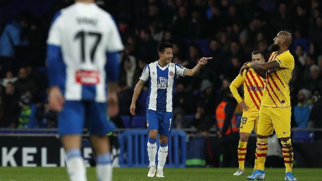 FOTO: Barcelona Blunder, Real Madrid Mendekat