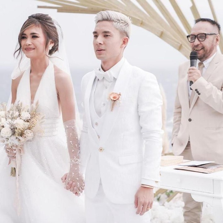 <p> Pemain Persib Bandung, Kim Kurniawan resmi menikahi kekasihnya, Elisabeth Novia Makalew pada Jumat (3/1/2020) di Bali. (Foto: Instagram @thebridestory)</p>