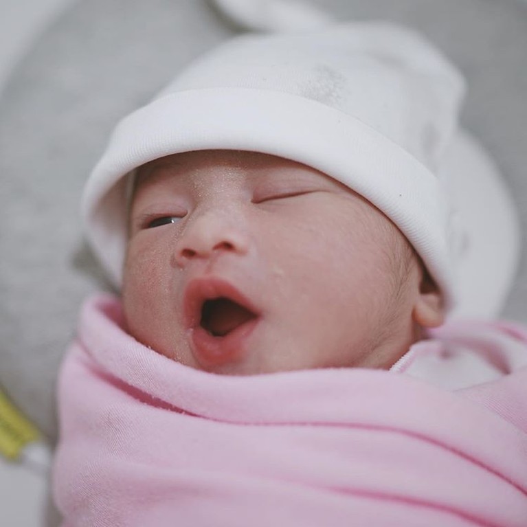 6 Potret Gemas Anak Kembar Pertama Syahnaz dan Jeje Beberapa potret gemas anak kembar pertama Syahnaz dan Jeje versi Insertlive.