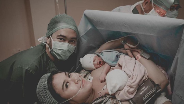 Syahnaz Sadiqa melahirkan anak kembarnya pada 3 Januari lalu. Syahnaz dan suaminya Jeje mengaku menjalani program hamil dengan buah zuriat.