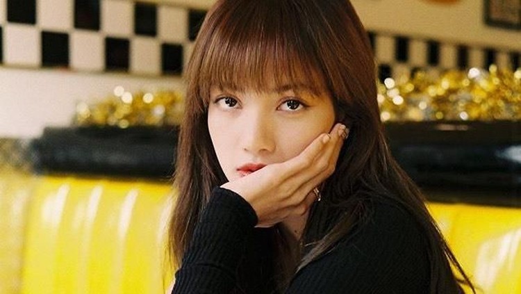 Lewat unggahan Facebook, pemilik kafe di Bangkok berniat menjual sofa yang diduduki Lisa Blackpink. Komentar berunsur pelecehan berdatangan di unggahan ini.