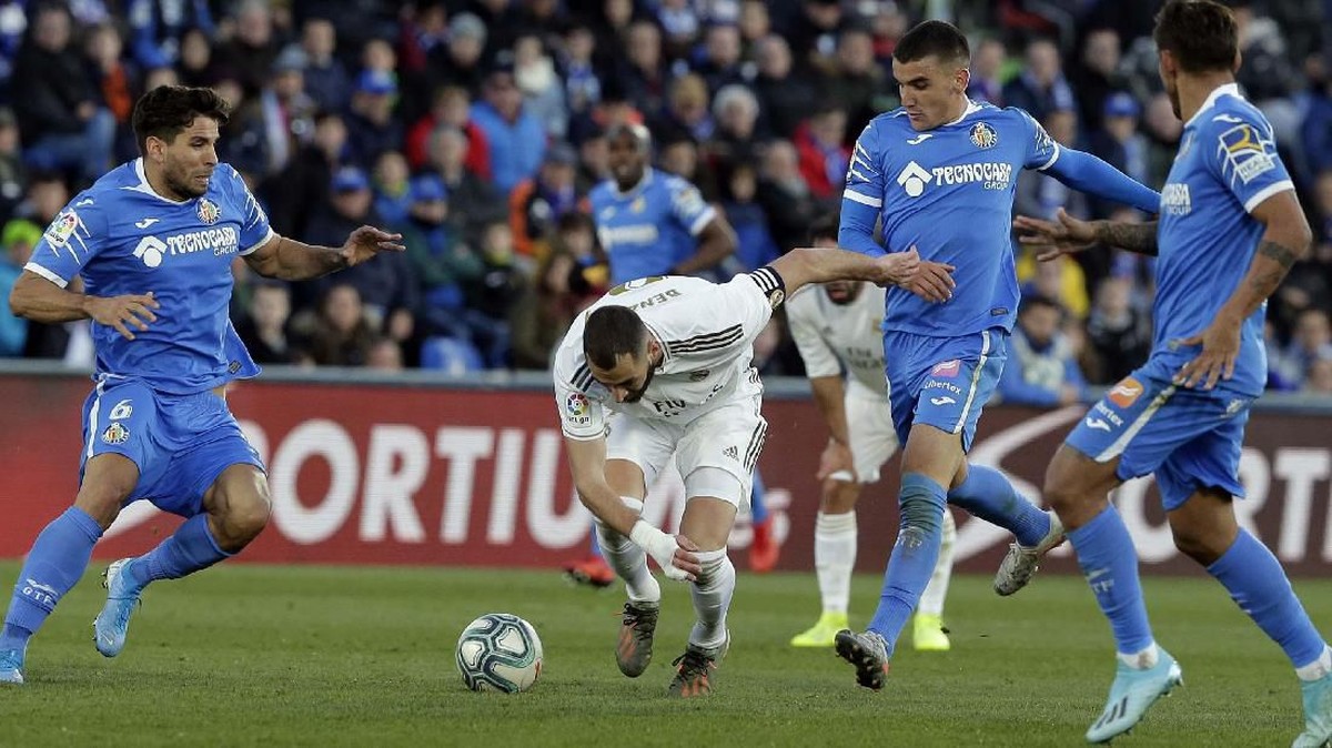 FOTO: Barcelona Blunder, Real Madrid Mendekat
