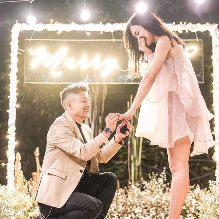 <p>'She said YES' tulis Kim Kurniawan pada unggahannya di Instagram saat melamar Elisabeth pada September 2019 di Bandung. (Foto: Instagram @kimkurniawan)</p>