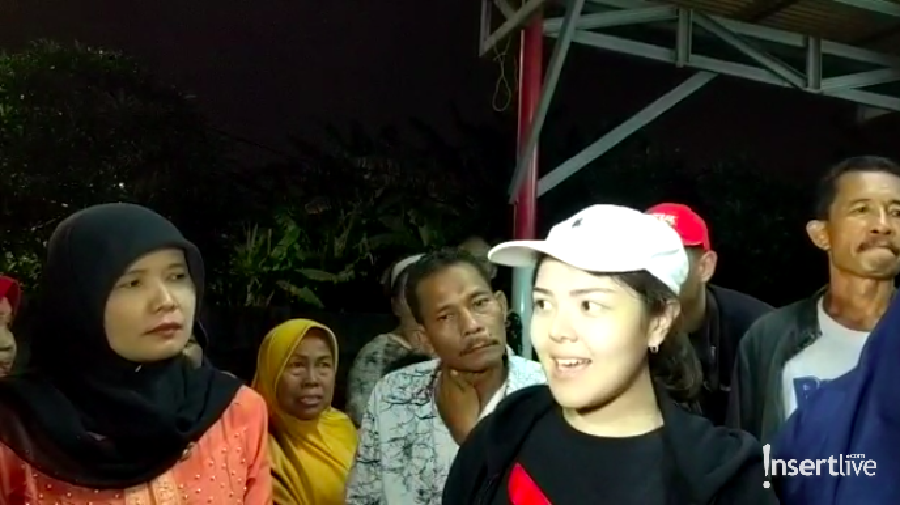 Tina Toon akhirnya bisa menyambangi para korban banjir setelah sebelumnya tak isolasi karena terjebak banjir.