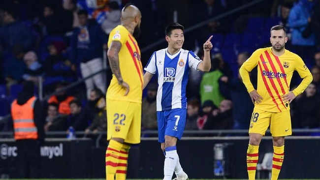 Penyerang RCD Espanyol. Wu Lei, tercatat sebagai pemain China pertama yang berhasil membobol gawang Barcelona.