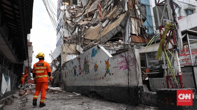 Bangunan roboh di Johar Baru itu merupakan rumah dan ruko 3 lantai milik warga atas nama Rahmad. Kerugian akibat insiden tersebut ditaksir hingga Rp300 juta.