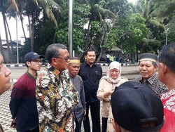 Gubernur Sulsel Tinjau-Beri Bantuan Warganya di Jakut yang Kebanjiran