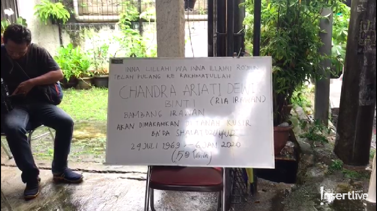 Potret Suasana Rumah Duka Ria Irawan Ria Irawan meninggal dunia pada Senin (6/1) pagi. Jenazah sudah berada di rumah duka di Jalan Anggrek Lestari Blok N Nomor 11, Lebak Bulus, Jakarta Selatan.