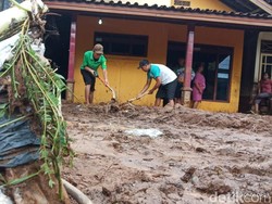 Banjir Surut, Rumah dan Jalanan Desa di Pati Penuh Lumpur Setinggi 10 Cm