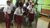 FOTO: Tak Gentar Hadapi Banjir di Hari Pertama Sekolah Di tengah upaya warga Jabodetabek menuju kondisi normal pasca-banjir besar, pada Senin (6/1) ini siswa-siswa menjalani hari pertama kembali bersekolah.