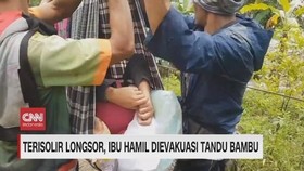 VIDEO: Terisolir Longsor, Ibu Hamil Dievakuasi Tandu Bambu