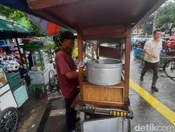 Warga Larang Jualan di Trotoar Kramat-Salemba, PKL: Harus Ada Toleransi