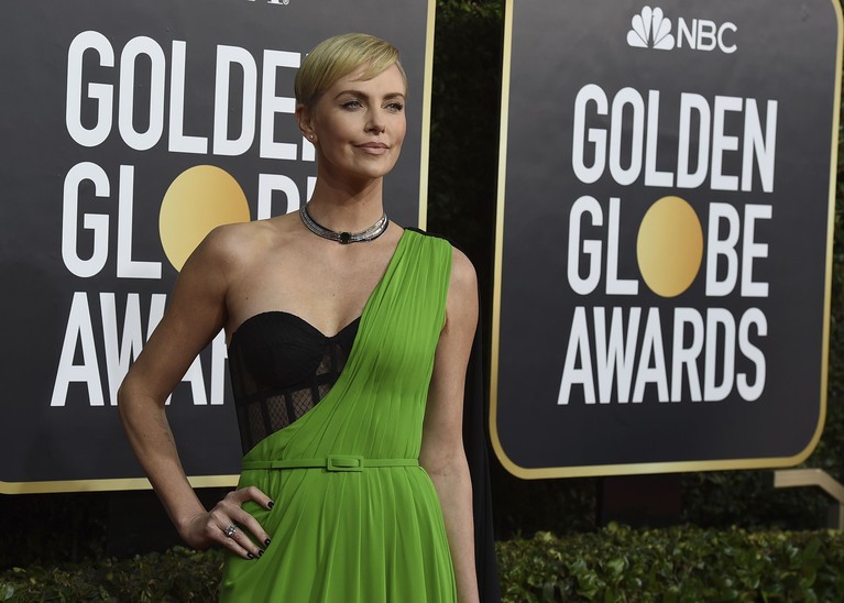 Berikut ini 5 gaya busana yang dinilai terburuk di ajang red carpet Golden Globe Awards 2020 yang diselenggarakan di Selandia Baru, Minggu (5/1).