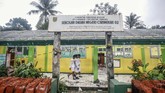 FOTO: Tak Gentar Hadapi Banjir di Hari Pertama Sekolah Di tengah upaya warga Jabodetabek menuju kondisi normal pasca-banjir besar, pada Senin (6/1) ini siswa-siswa menjalani hari pertama kembali bersekolah.