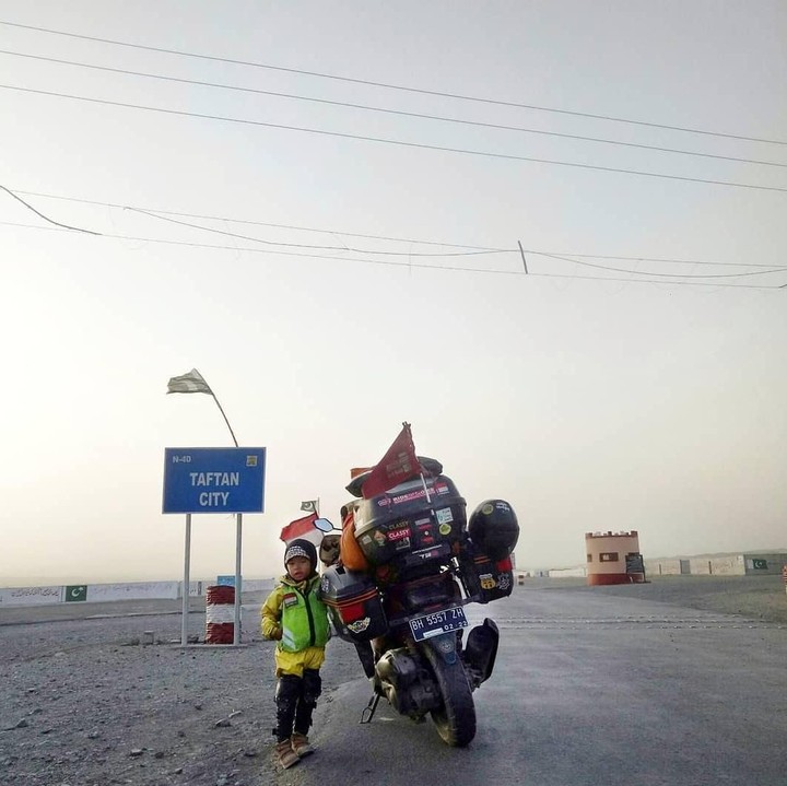 Setelah dari Pakistan, ayah dan anak ini melanjutkan perjalanan ke Iran. (Foto: Instagram @jejakpalmarjambi)