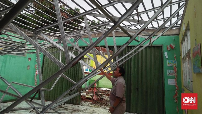 SDN 02 Cirimekar, Cibinong, Kabupaten Bogor, ambruk diduga karena tak kuat menahan hujan dan membuat ratusan siswa menumpang ke sekolah lain setahun ajaran.