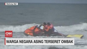 VIDEO: Warga Negara Asing Terseret Ombak di Pantai Seminyak