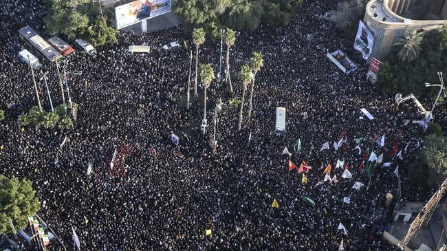 Jutaan orang turun ke jalan untuk mengarak jenazah perwira tinggi militer Iran Mayor Jenderal Qasem Soleimani.