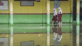 FOTO: Tak Gentar Hadapi Banjir di Hari Pertama Sekolah Di tengah upaya warga Jabodetabek menuju kondisi normal pasca-banjir besar, pada Senin (6/1) ini siswa-siswa menjalani hari pertama kembali bersekolah.
