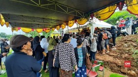 VIDEO: Ria Irawan Dimakamkan di TPU Tanah Kusir