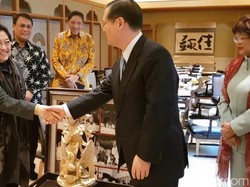 Kala Mega Hadiahi Ukiran Bali dan Foto Sukarno ke Pimpinan Soka Gakkai