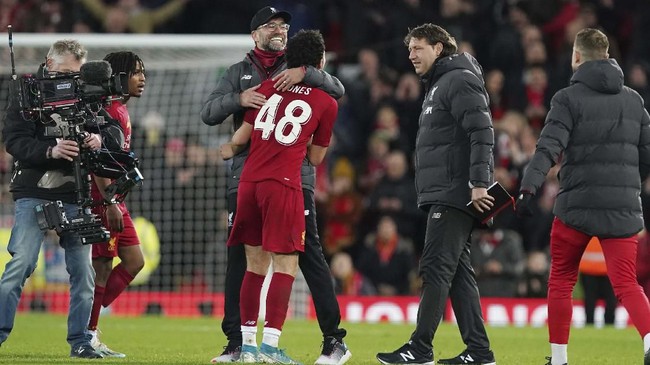 Pelatih Manchester City Pep Guardiola memberi pujian untuk Liverpool yang terus difavoritkan menjadi juara Liga Inggris.