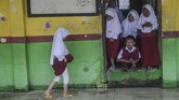FOTO: Tak Gentar Hadapi Banjir di Hari Pertama Sekolah Di tengah upaya warga Jabodetabek menuju kondisi normal pasca-banjir besar, pada Senin (6/1) ini siswa-siswa menjalani hari pertama kembali bersekolah.