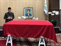 Khofifah Sampaikan Duka dari Makkah untuk Mien Sugandhi