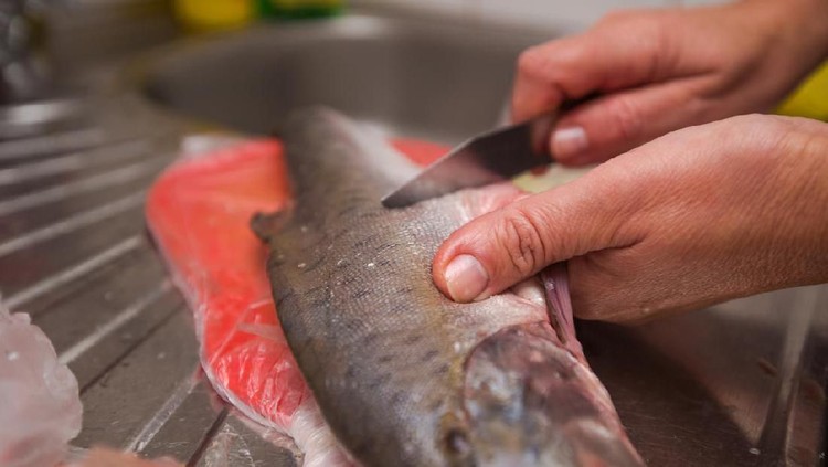 Ada cara membersihkan sisik ikan agar tak berantakan di mana saja.