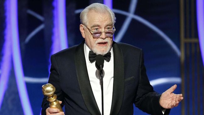 Aktor Brian Cox meraih piala Golden Globe pertama dalam hidupnya di usia 73 tahun berkat peran di serial HBO Succession.