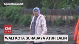 VIDEO: Ditengah Guyuran Hujan, Risma Atur Lalu Lintas