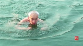 VIDEO: Berenang di Danau Es China