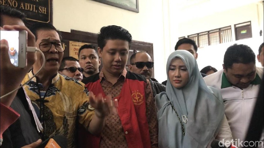 Pria mirip Pablo Benua tengah kongkow beredar meski dirinya seharusnya belum keluar penjara karena kasus vlog Ikan Asin.