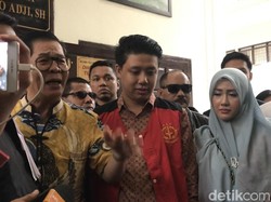 Ekspresi Bahagia Pablo Benua saat Anton Medan Hadir di Sidangnya
