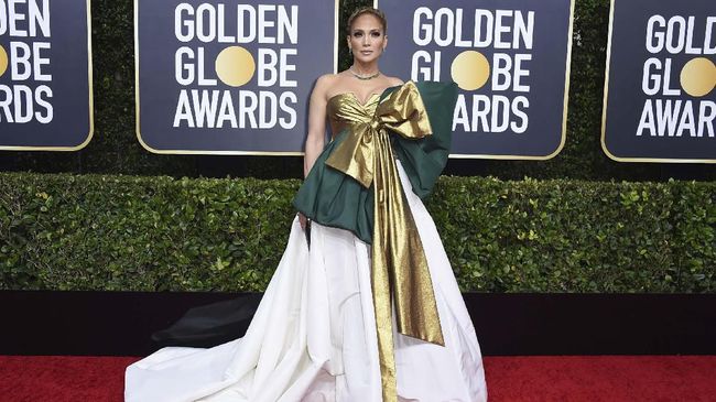 Penampilan Jennifer Lopez di ajang Golden Globe Awards 2020 menarik perhatian banyak orang. Netizen bahkan menyamakan penampilannya dengan pembungkus kado.