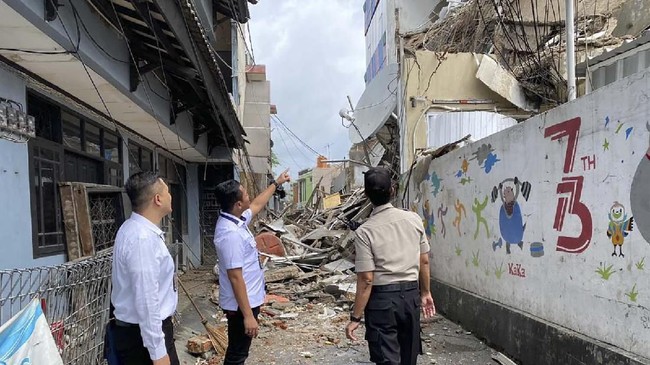 Bangunan tiga lantai roboh di daerah Kota Bambu, Palmerah, Jakarta Barat. Tiga orang terluka akibat peristiwa tersebut.
