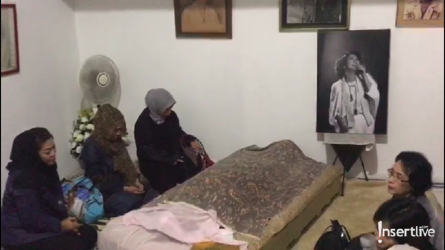 Kondisi rumah duka Ria Irawan terlihat banyak artis yang datang melayat. Jenazah juga sudah disalatkan di masjid dekat rumah almarhumah.