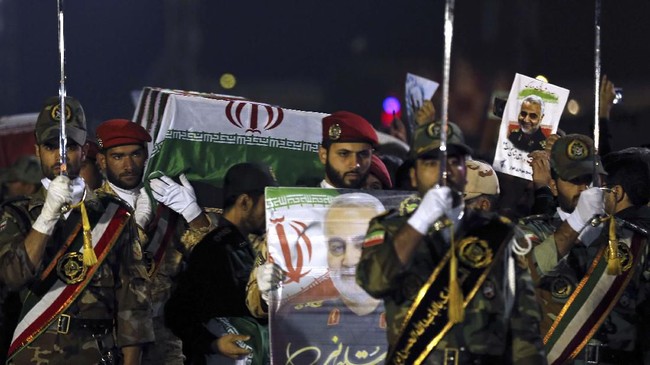 Military personnel carry the casket of Iranian commander Qasem Soleimani upon arrival at Ahvaz International Airport in southwestern Iran on January 5, 2020. - A tide of mourners packed the streets of the Iranian city of Ahvaz today to pay respects to top general Qasem Soleimani, days after he was killed in a US strike. (Photo by HOSSEIN MERSADI / fars news / AFP)