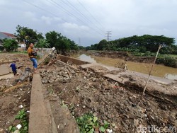 Tanggul Kali Bekasi Jebol Sepanjang 30 Meter Akibat Banjir