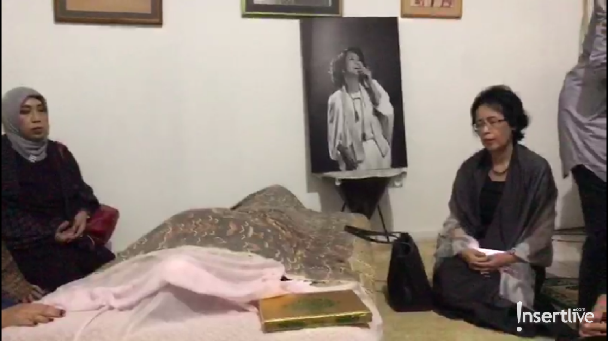 Ria Irawan meninggal dunia pada Senin &lpar;6&sol;1&rpar; pagi&period; Jenazah sudah berada di rumah duka di Jalan Anggrek Lestari Blok N Nomor 11&comma; Lebak Bulus&comma; Jakarta Selatan&period;