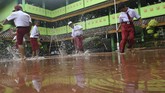 FOTO: Tak Gentar Hadapi Banjir di Hari Pertama Sekolah Di tengah upaya warga Jabodetabek menuju kondisi normal pasca-banjir besar, pada Senin (6/1) ini siswa-siswa menjalani hari pertama kembali bersekolah.