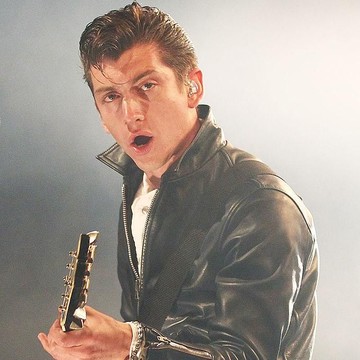 Bikin Iri, Alex Turner Terima Ajakan Foto Fans Indonesia di Bandara