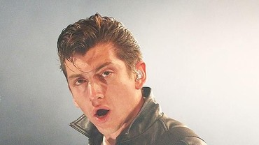 Bikin Iri, Alex Turner Terima Ajakan Foto Fans Indonesia di Bandara