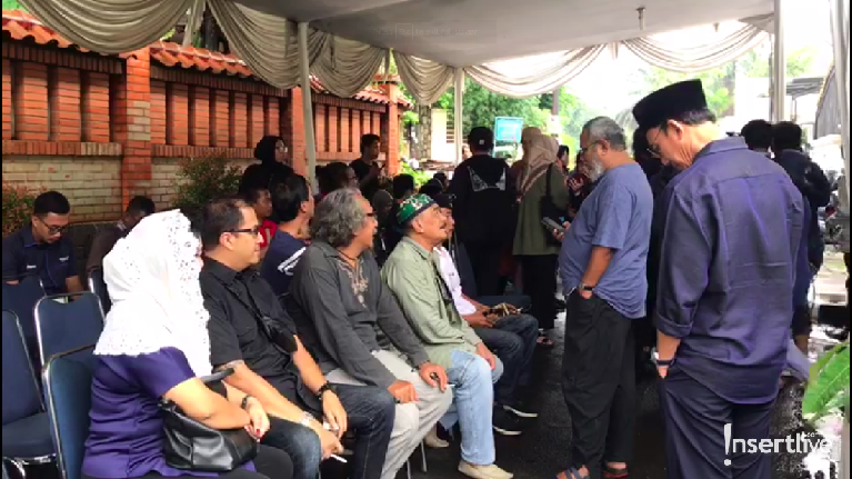 Potret Suasana Rumah Duka Ria Irawan Ria Irawan meninggal dunia pada Senin (6/1) pagi. Jenazah sudah berada di rumah duka di Jalan Anggrek Lestari Blok N Nomor 11, Lebak Bulus, Jakarta Selatan.